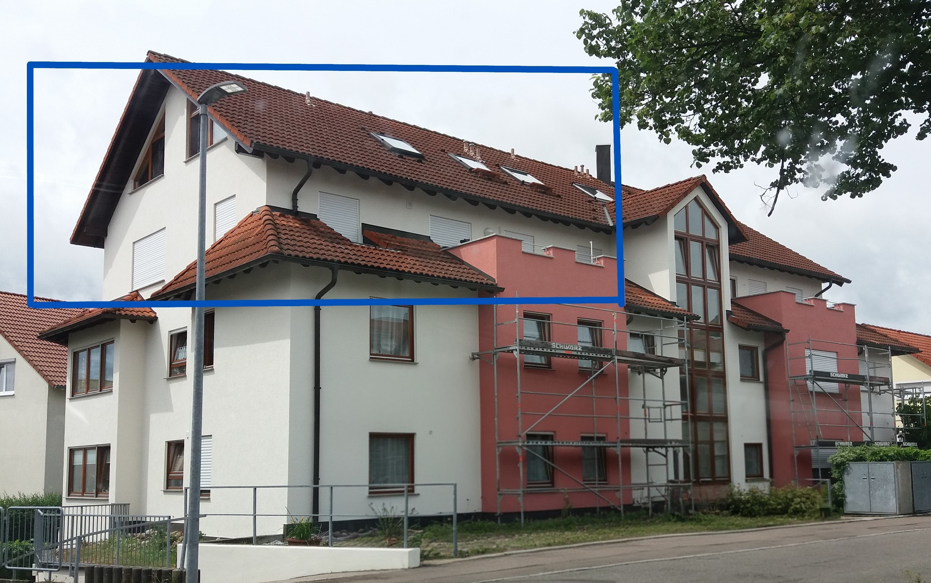 Außenansicht des Hauses mit markierter Wohnung