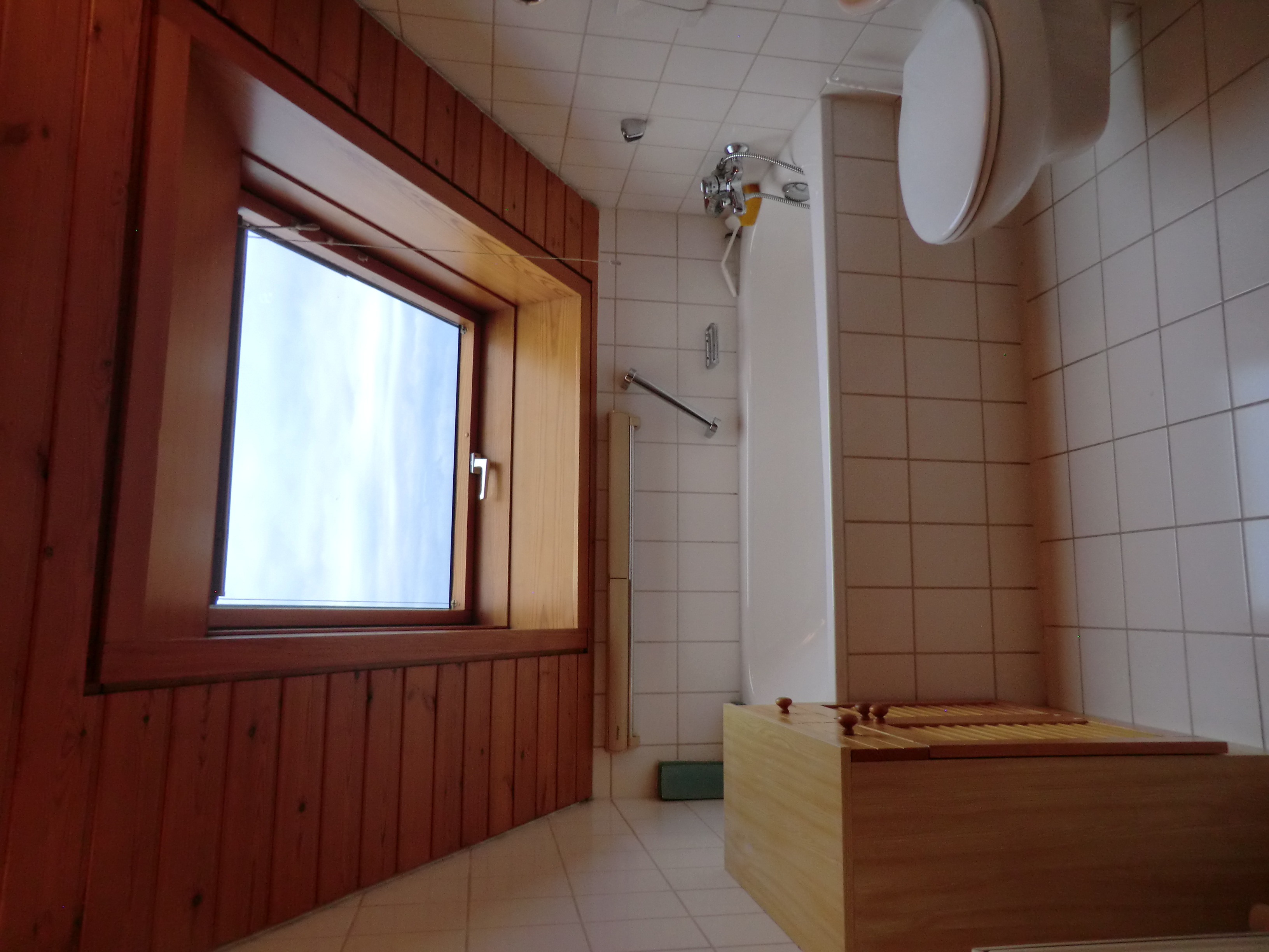 Badezimmer im Dachgeschoss mit Badewanne