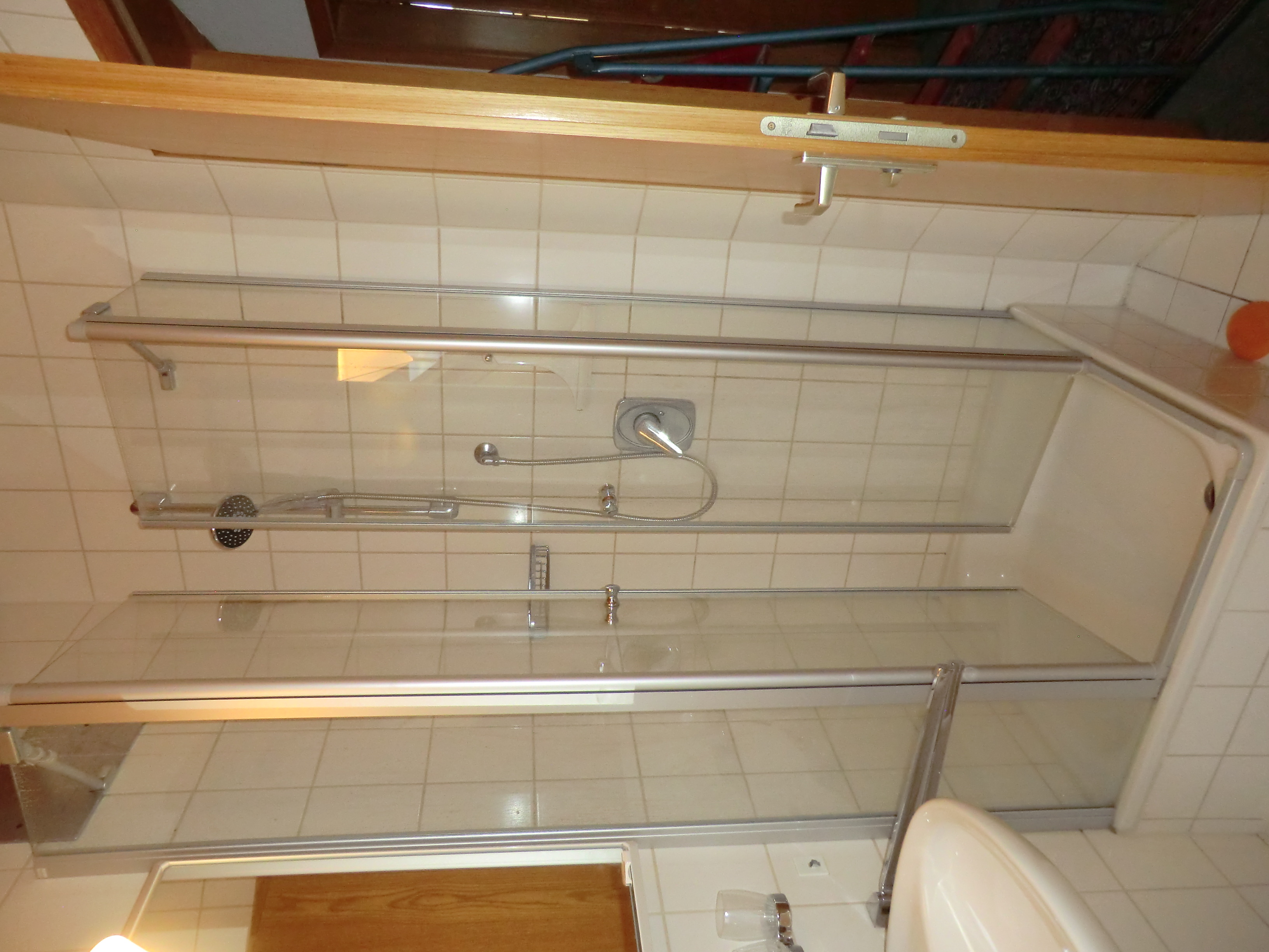 Dusche im Badezimmer des Dachgeschosses