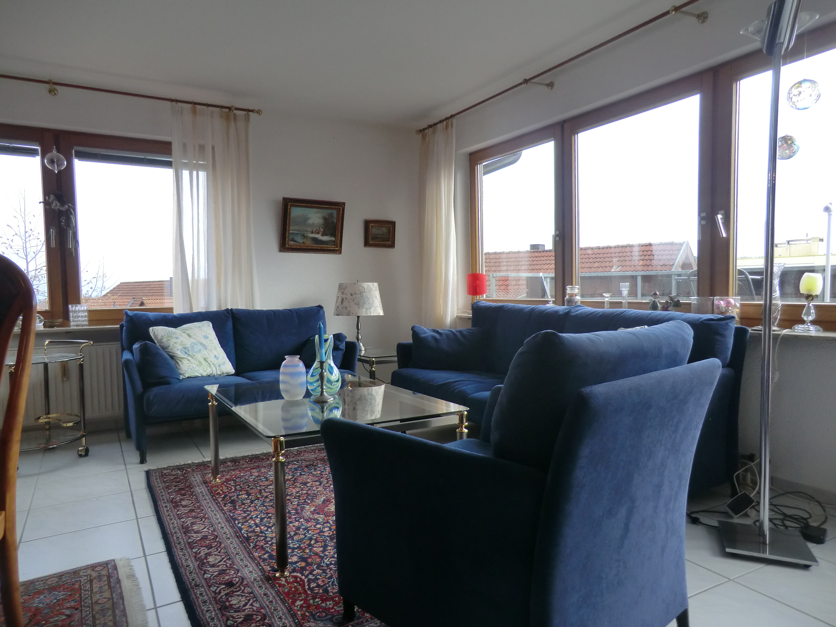 Heller Wohnbereich mit großen Fenstern