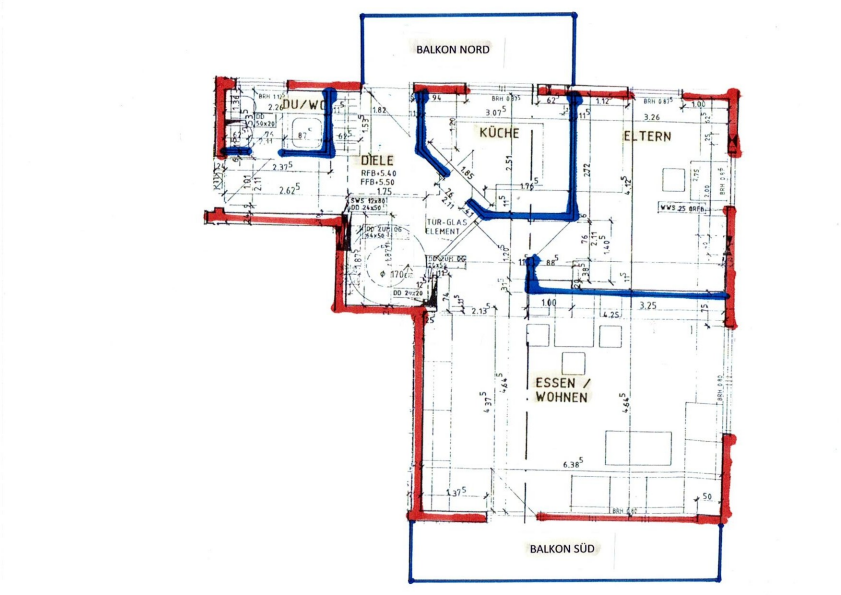 Grundriss der unteren Ebene mit Wohnen, Essen, Küche, Schlafzimmer und Balkonen